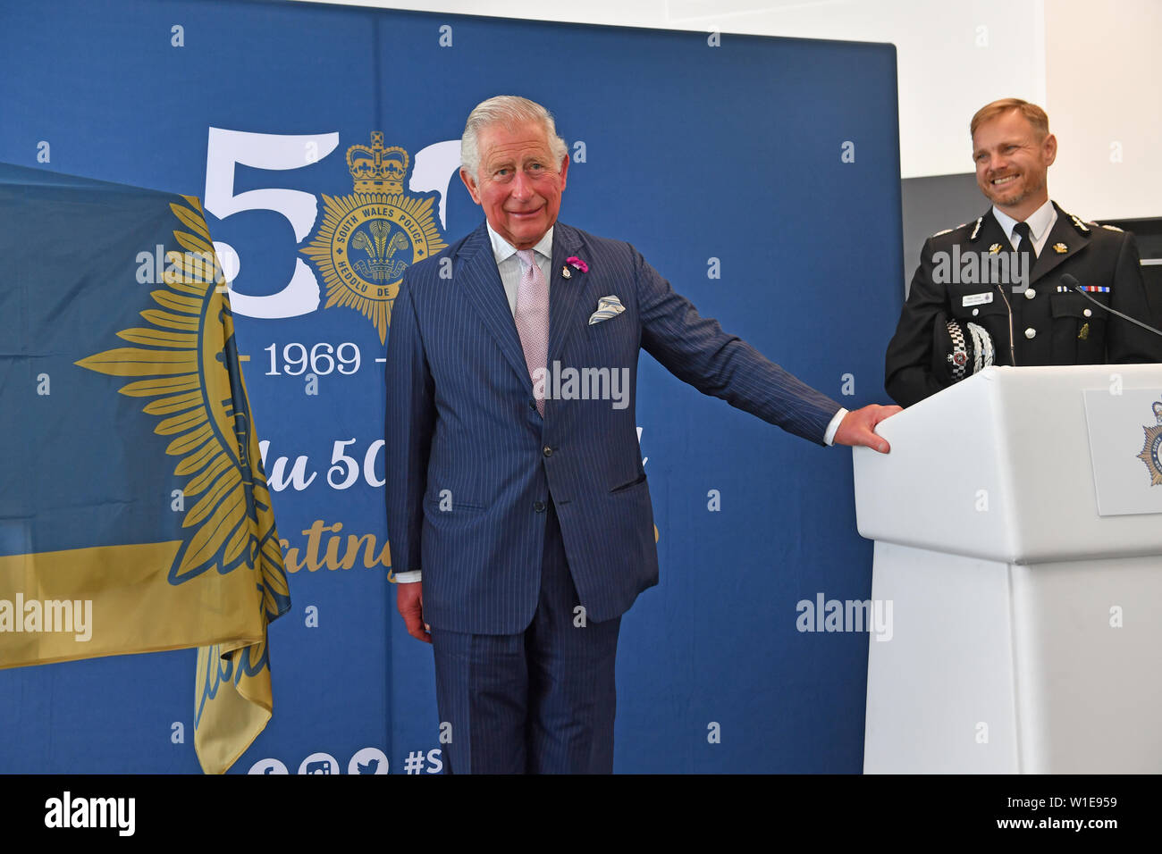 Der Prinz von Wales bietet eine Rede bei einem Besuch in der South Wales Police Headquarters ihr 50-jähriges Jubiläum zu feiern und Offiziere aus verschiedenen Einheiten treffen. Stockfoto