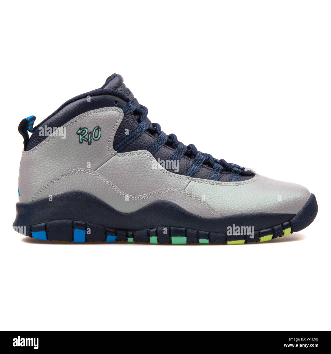 Wien Osterreich 14. JUNI 2017 Nike Air Jordan 10 Retro sneaker Rio Grau und Blau auf weiBem Hintergrund Stockfotografie Alamy