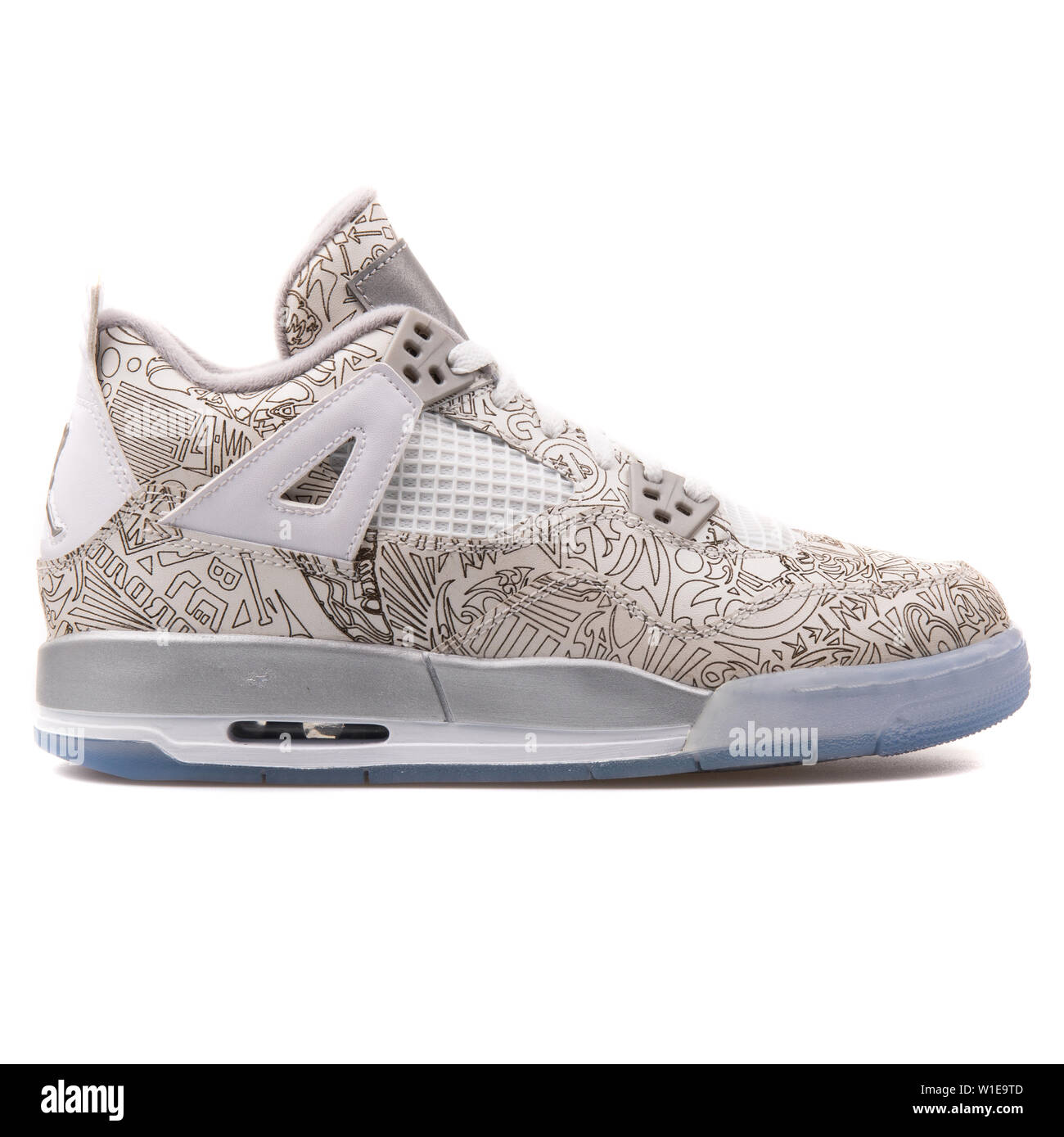 Wien, Österreich - 14. JUNI 2017: Nike Air Jordan 4 Retro Laser BG beige  Sneaker auf weißem Hintergrund Stockfotografie - Alamy