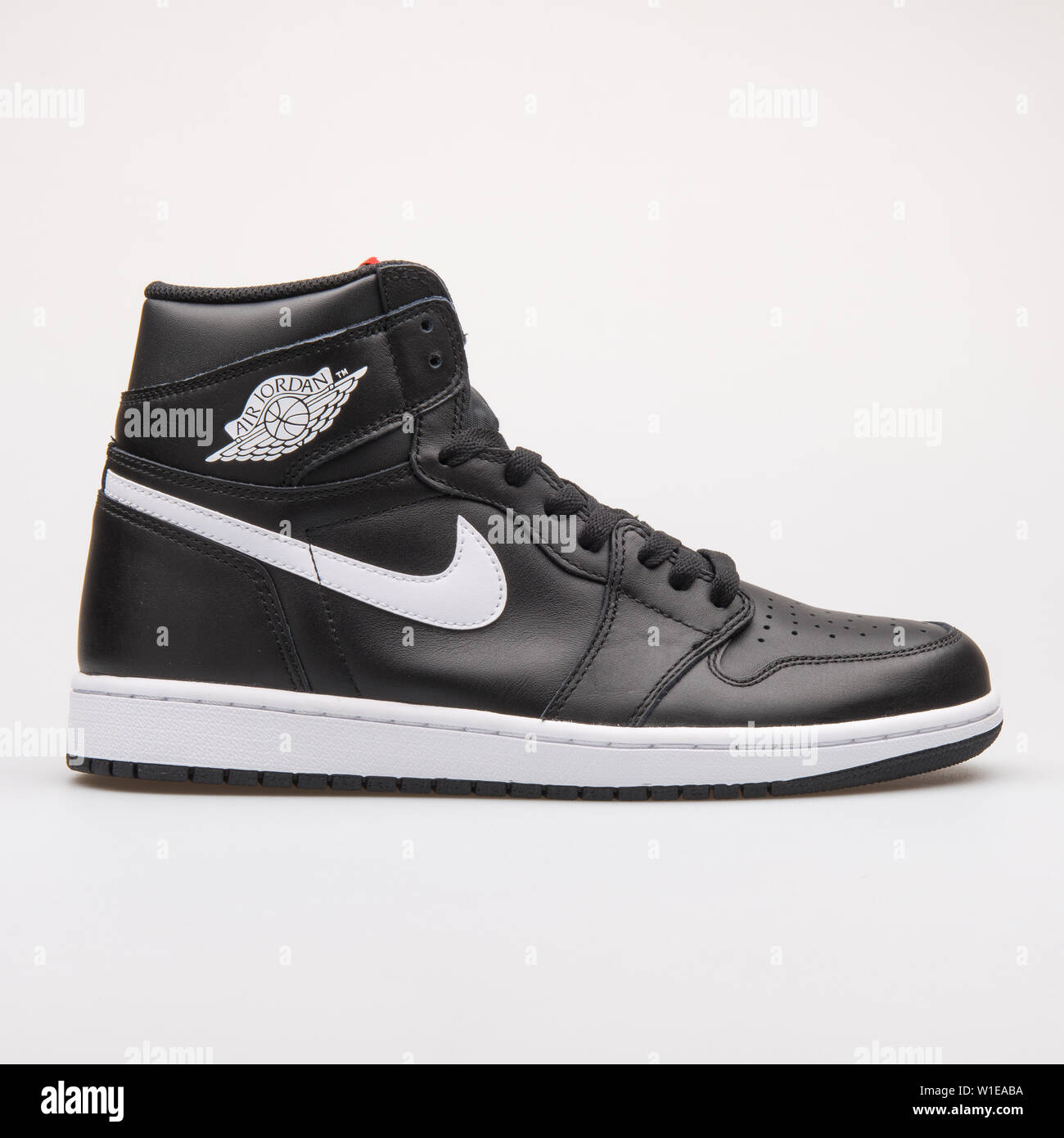 Wien, Österreich - 14. JUNI 2017: Nike Air Jordan 1 Retro Hohe OG schwarze  und weiße Sneaker auf grauem Hintergrund Stockfotografie - Alamy