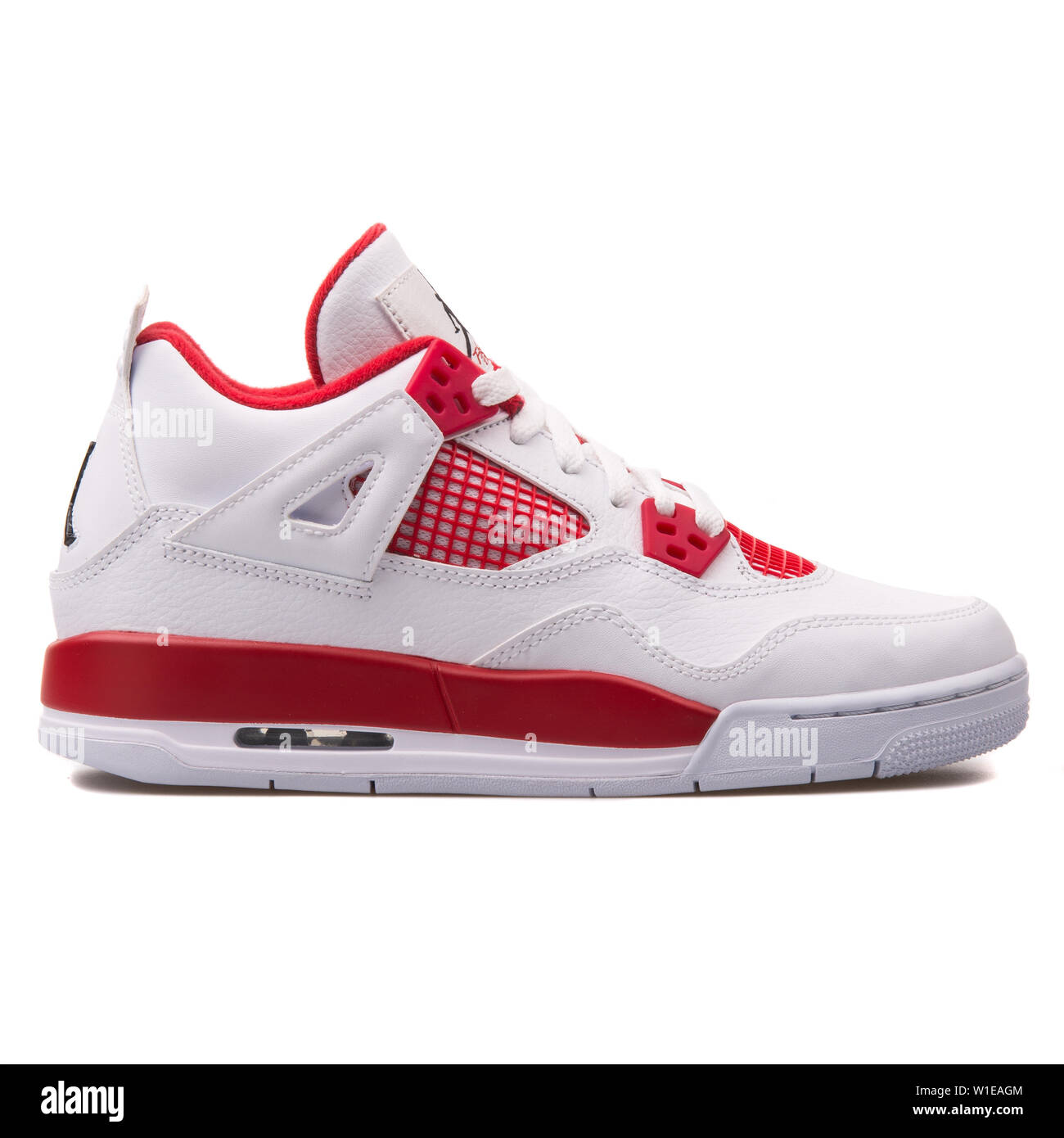 Wien, Österreich - 14. JUNI 2017: Nike Air Jordan 4 Retro sneaker BG Weiß  und Rot auf weißem Hintergrund Stockfotografie - Alamy