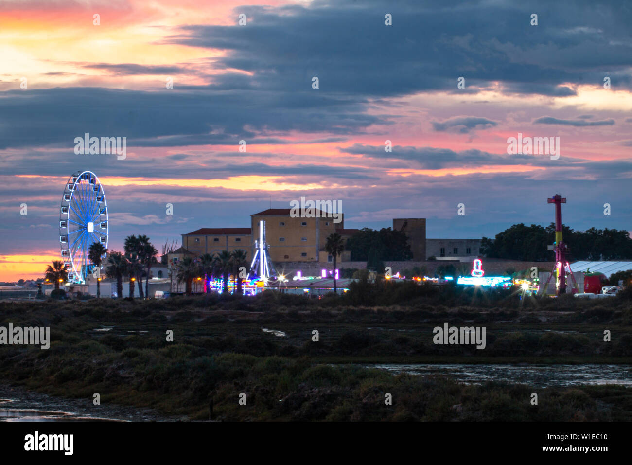Blick auf die Kirmes der Stadt Faro in einem schönen Sonnenuntergang. Stockfoto