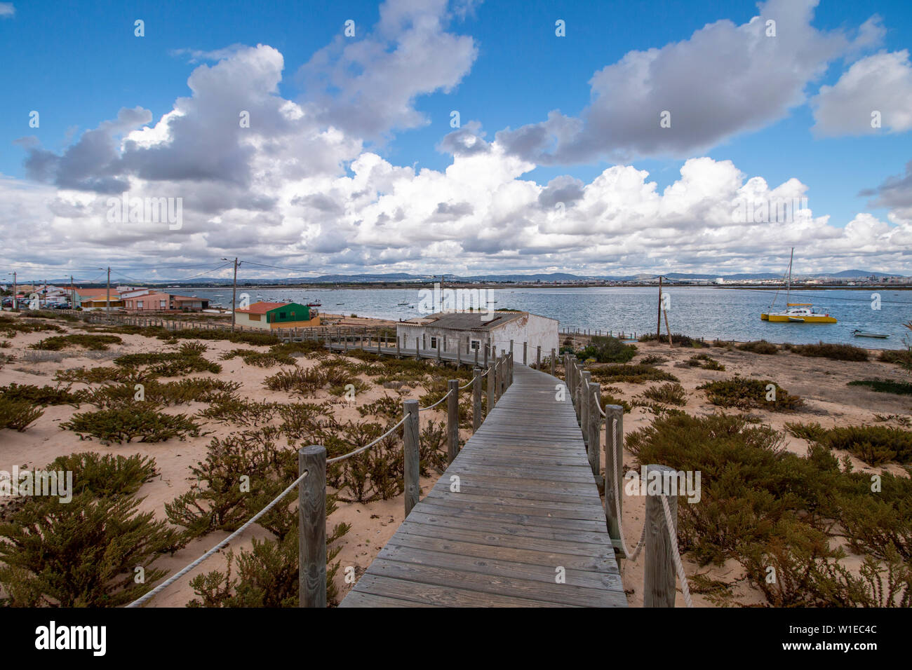 Dünen an den Strand von Faro, Portugal. Stockfoto