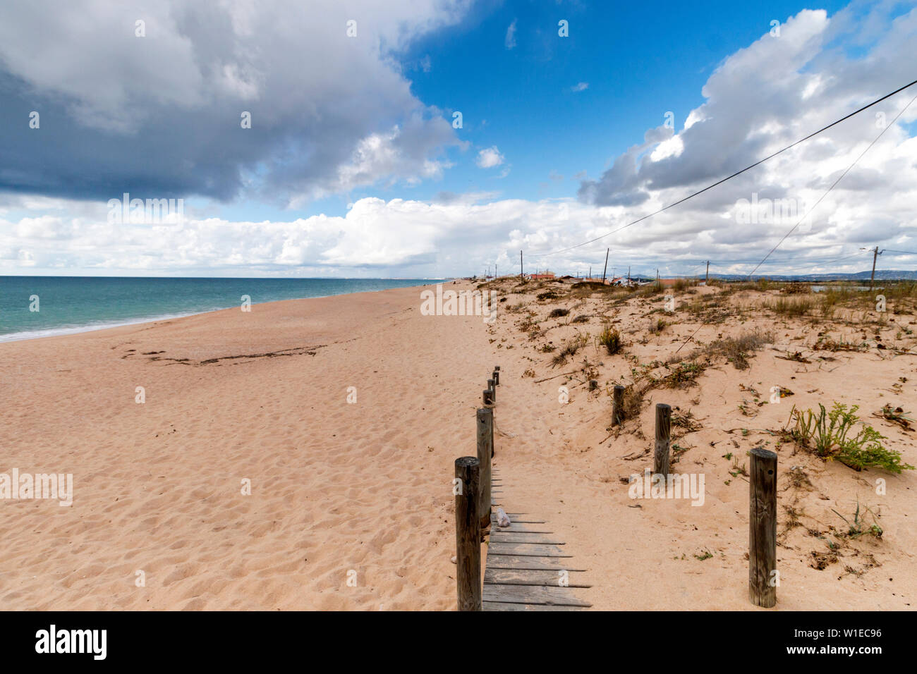 Dünen an den Strand von Faro, Portugal. Stockfoto