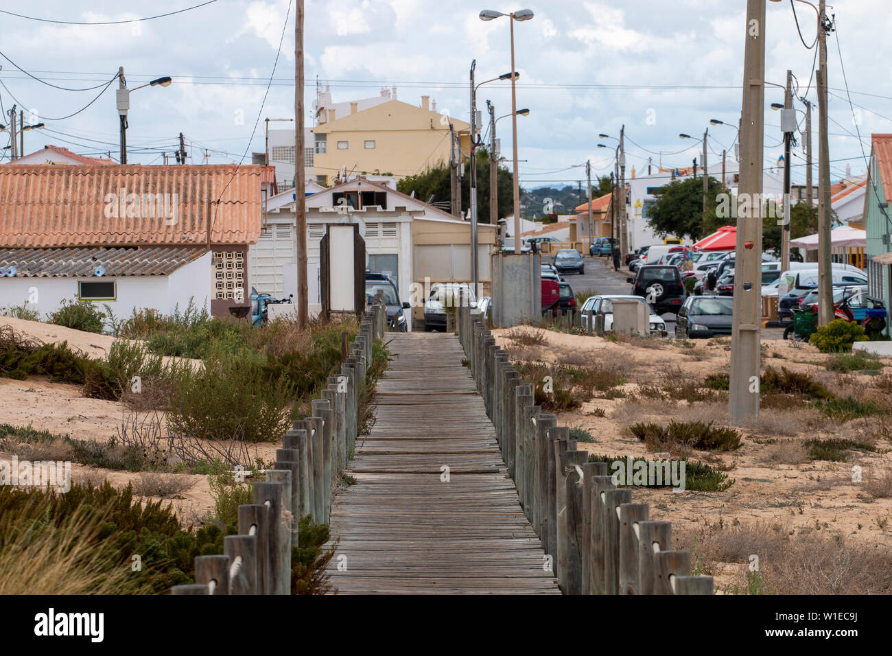 Holz- Pfad zum Strand Küste auf der Region Faro, Portugal. Stockfoto