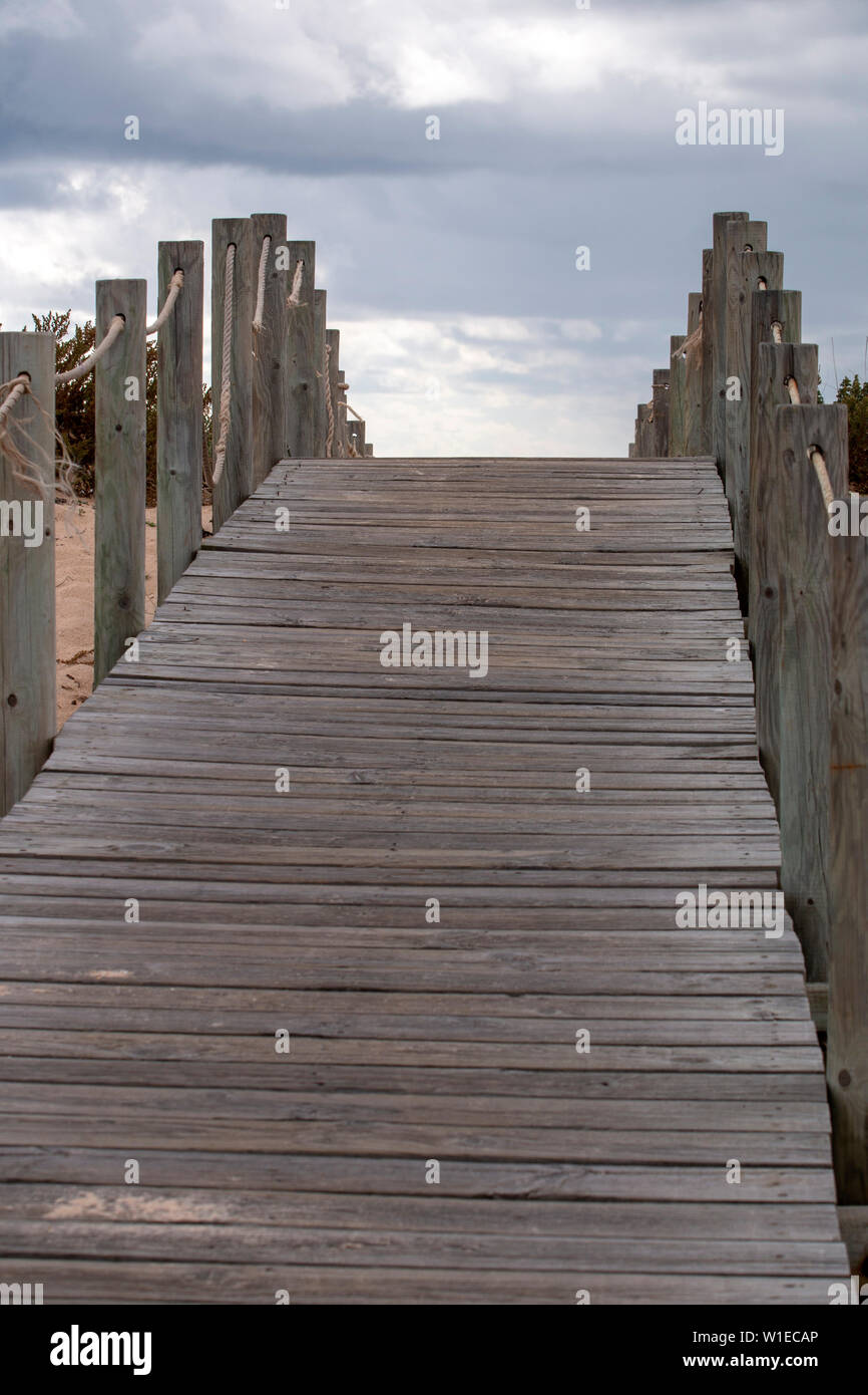 Holz- Pfad zum Strand Küste auf der Region Faro, Portugal. Stockfoto