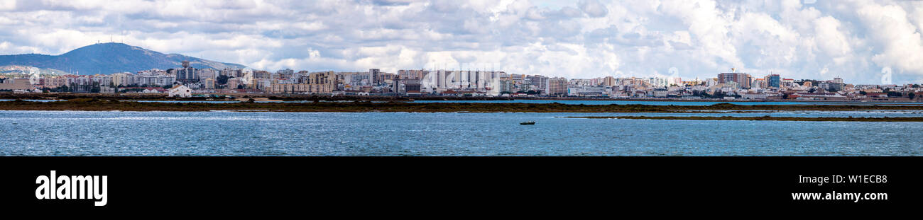 Schöne Sicht auf die Stadt Faro, Portugal, gesehen von Weitem. Stockfoto