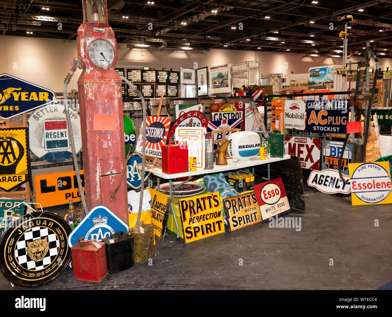 Collectible Autofahren Erinnerungsstücke und Zeichen, auf einem Stand auf dem 2019 London Classic Car Show Stockfoto