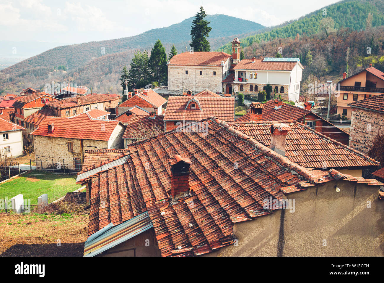 Blick über die Dächer von einer traditionellen ländlichen Dorf in den Bergen von Mazedonien Stockfoto