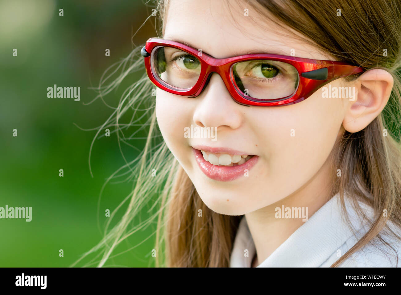 Close-up Portrait eines Mädchen tragen rote Rezept sport Brille oder Schutzbrille Stockfoto