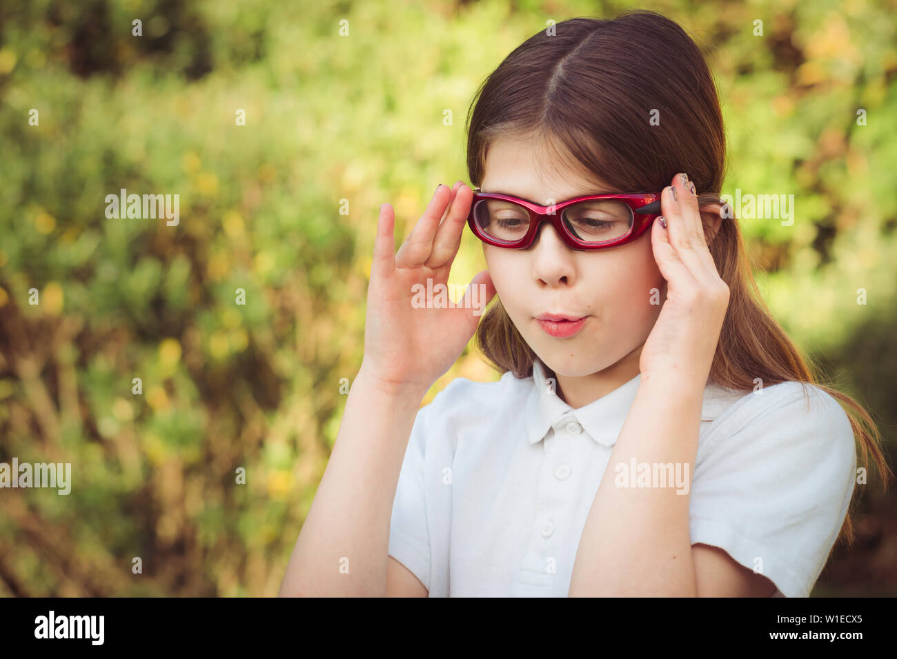 Eine sportliche Mädchen tragen rote Rezept sport Brille oder Schutzbrille, Vorbereitung für die Leichtathletik Stockfoto