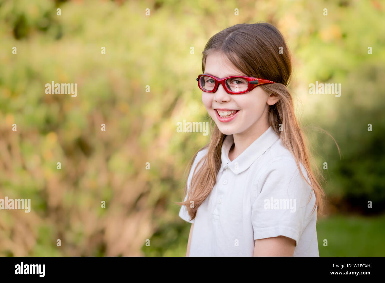 Portrait eines Mädchen tragen rote Rezept sport Brille oder Schutzbrille Stockfoto