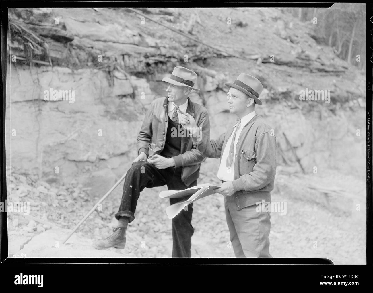 H.r. Johnston, Assistant Engineer, und B. T. Clark bei Norris Dam site. Stockfoto