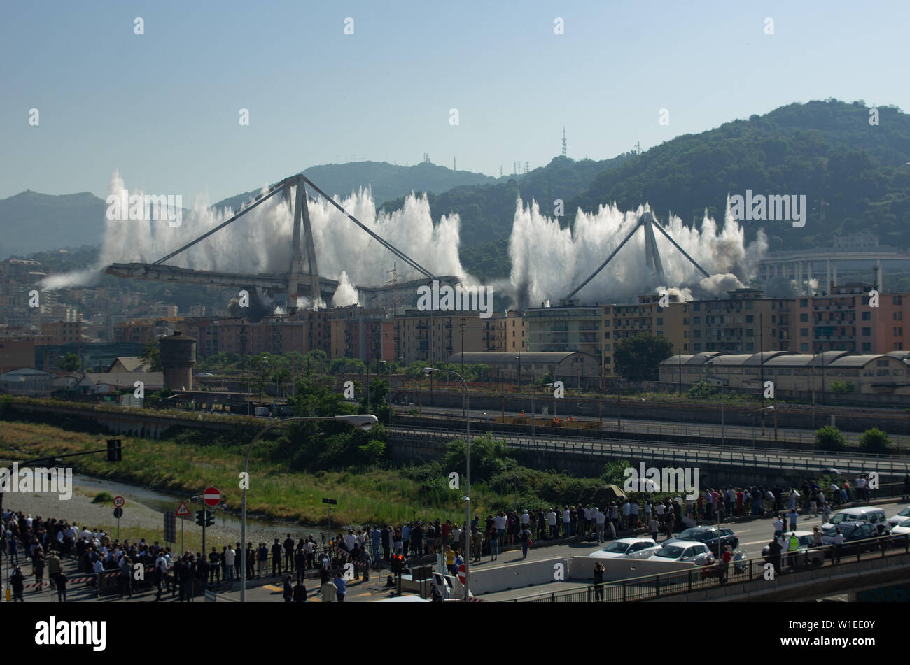 Blick auf die Ponte Morandi Brücke bleibt während der Abbrucharbeiten und der daraus resultierende Zusammenbruch in Genua, Italien am 28. Juni, 2019 Stockfoto