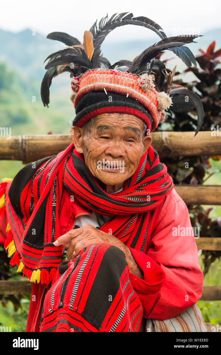 Porträt eines alten Person in traditioneller Kleidung und gefiederten Hut, Banaue, Luzon, Philippinen, Südostasien, Asien Stockfoto