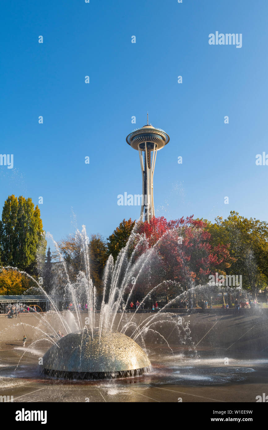 MoPoP Brunnen und Space Needle, Seattle, Washington, Vereinigte Staaten von Amerika, Nordamerika Stockfoto
