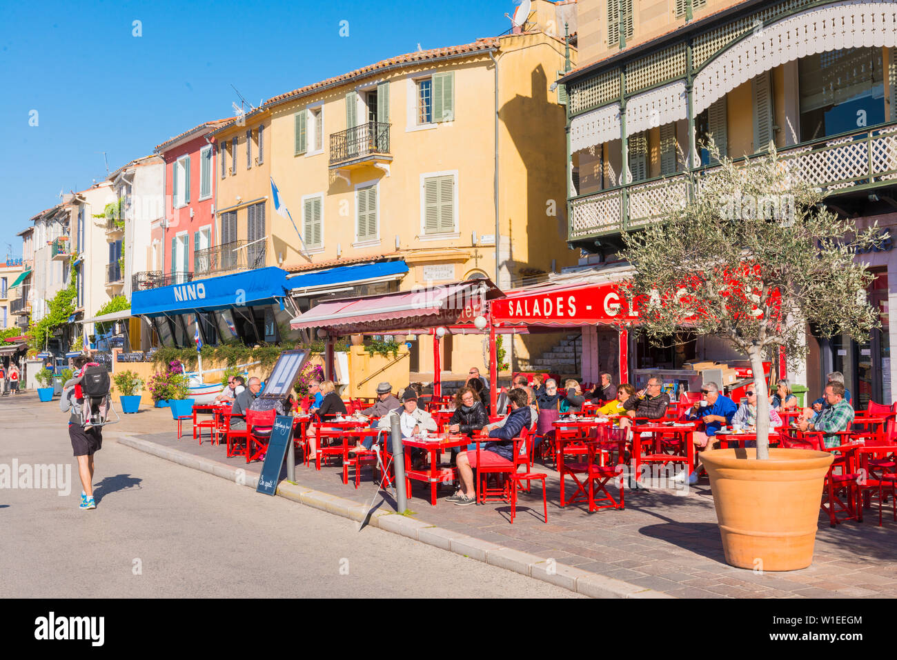 Cafe im Hafen von Cassis, Cassis, Bouches du Rhône, Provence, Provence-Alpes-Cote d'Azur, Französische Riviera, Frankreich, Europa Stockfoto