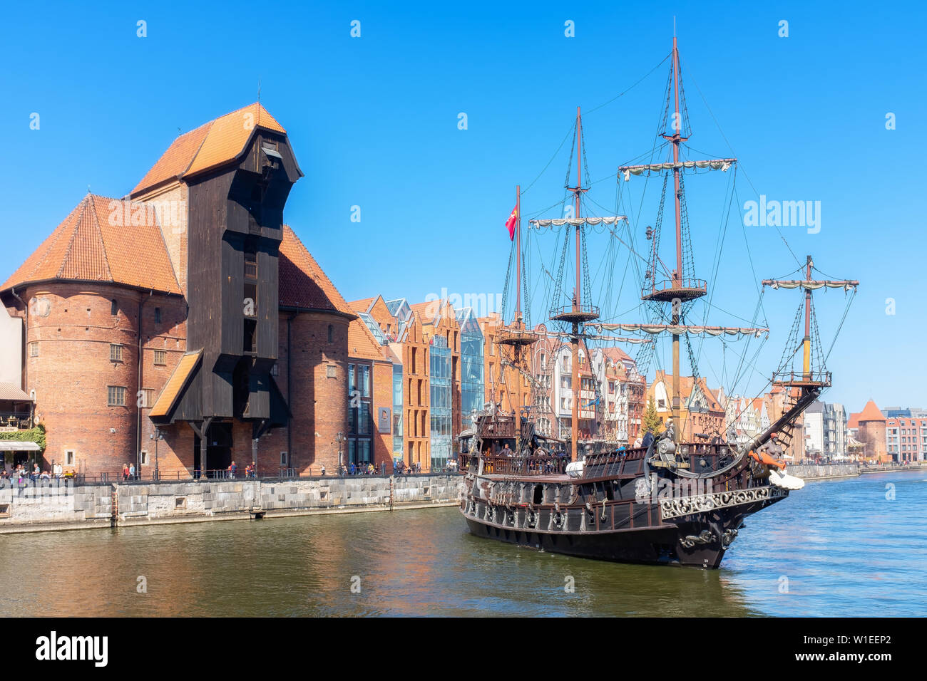 Black Pearl (Leo Galeone), Piratenschiff vor dem Kran, Mottlau, Gdansk, Polen, Europa Stockfoto