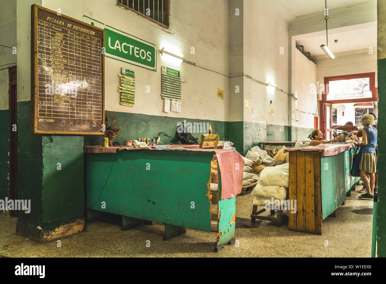 Lokale Geschäft in der Altstadt von La Habana (Havanna), Kuba, Karibik, Karibik, Zentral- und Lateinamerika Stockfoto