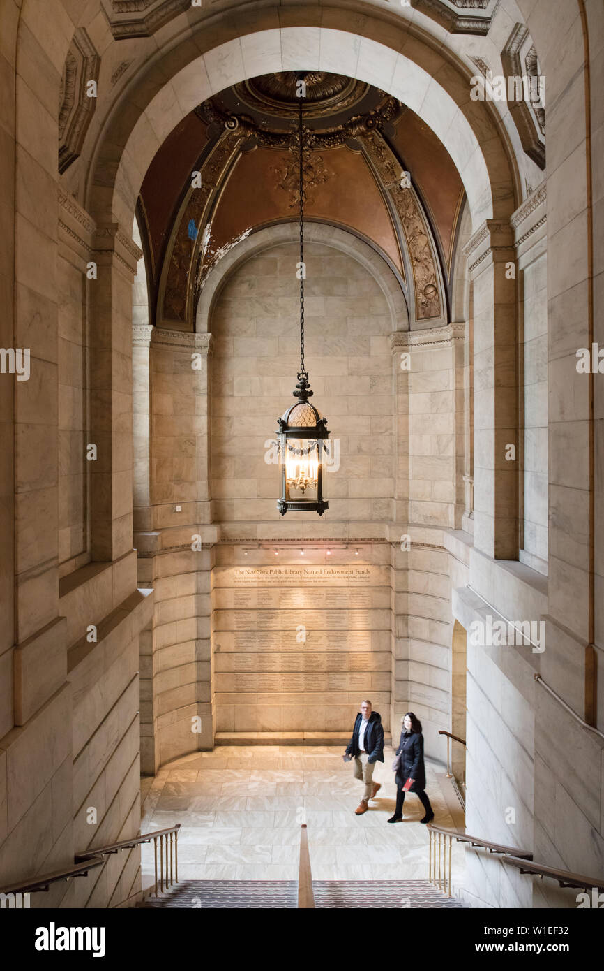 Zwei Menschen, ein Treppenhaus, New York Public Library, New York City, New York, Vereinigte Staaten von Amerika, Nordamerika Stockfoto