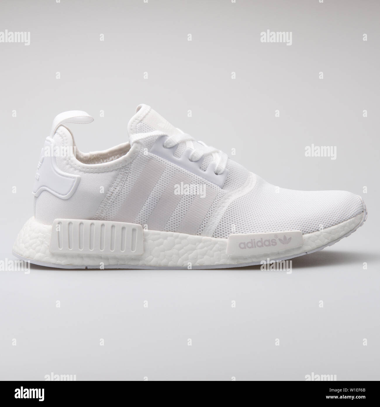 Die Schuhe der Marke Adidas NMD in modischem kariertem Muster Stockfotografie Alamy