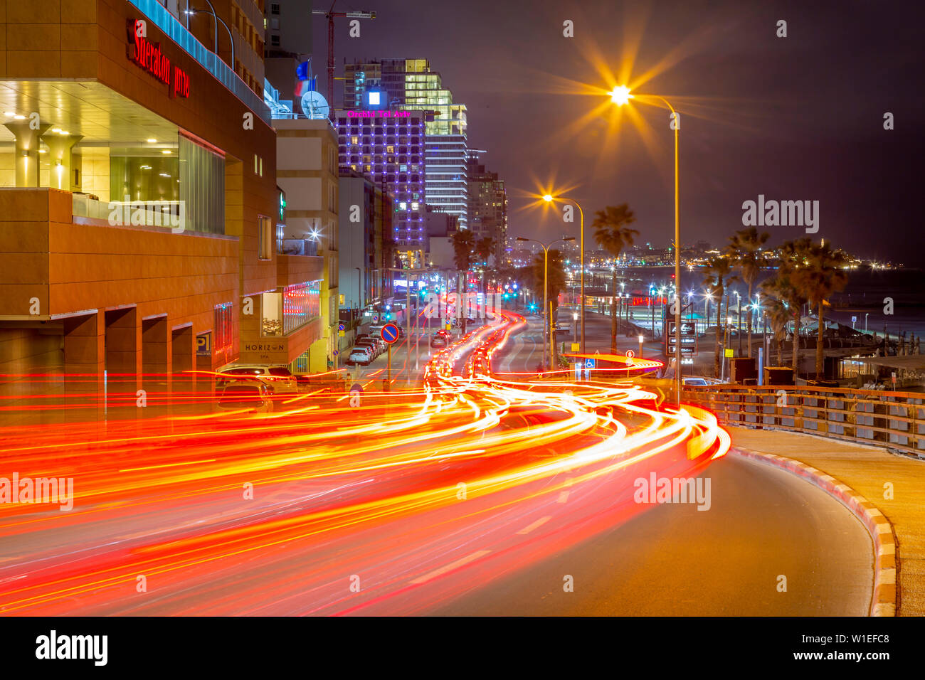 Anzeigen von Verkehrs- und Hotels auf der Hayarkon Straße bei Nacht, Tel Aviv, Israel, Naher Osten Stockfoto