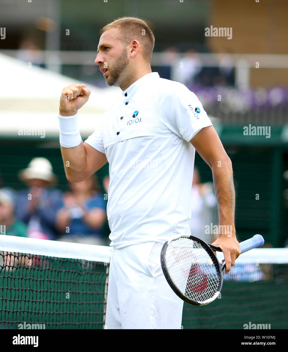 Dan Evans feiert seinen gewinnenden an Tag zwei der Wimbledon Championships in der All England Lawn Tennis und Croquet Club, London. Stockfoto