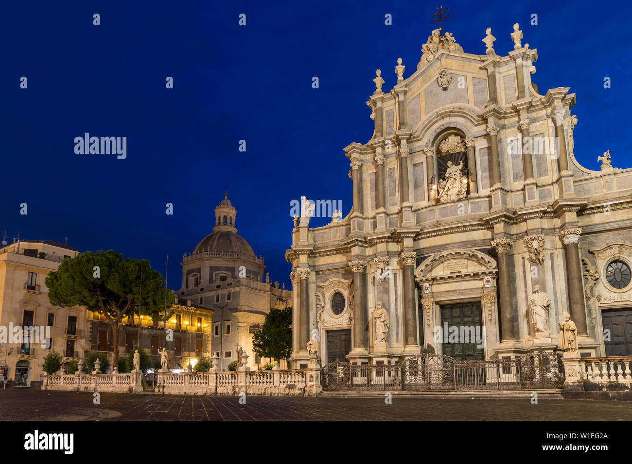 Die beleuchteten Dom und St. Agatha Abtei während der Blauen Stunde, Catania, Sizilien, Italien, Europa Stockfoto