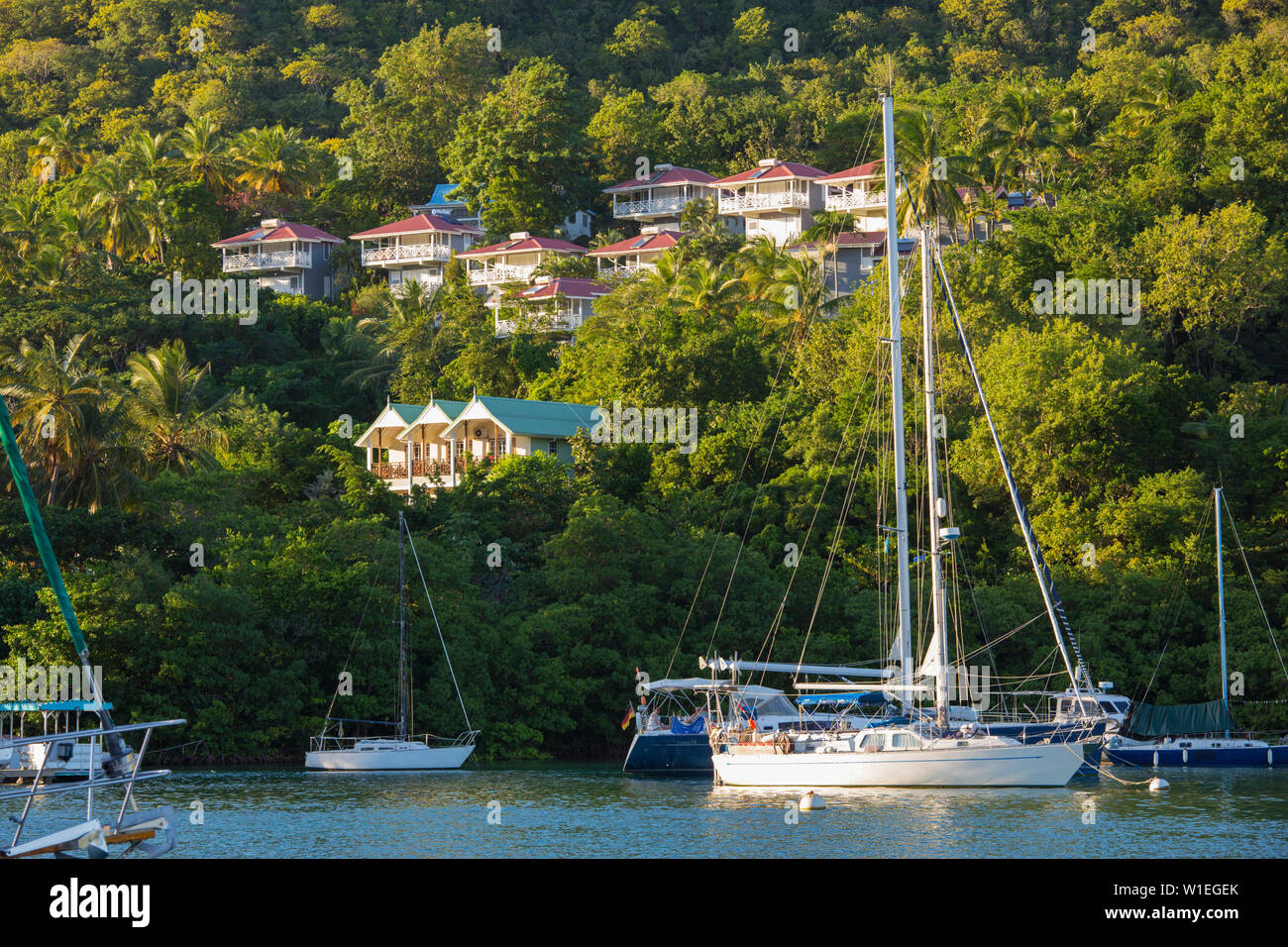 Blick über den ruhigen Hafen zu bewaldeten Hang, Sonnenuntergang, Marigot Bay, Castries, St. Lucia, Windward Inseln der Kleinen Antillen, Westindien Stockfoto