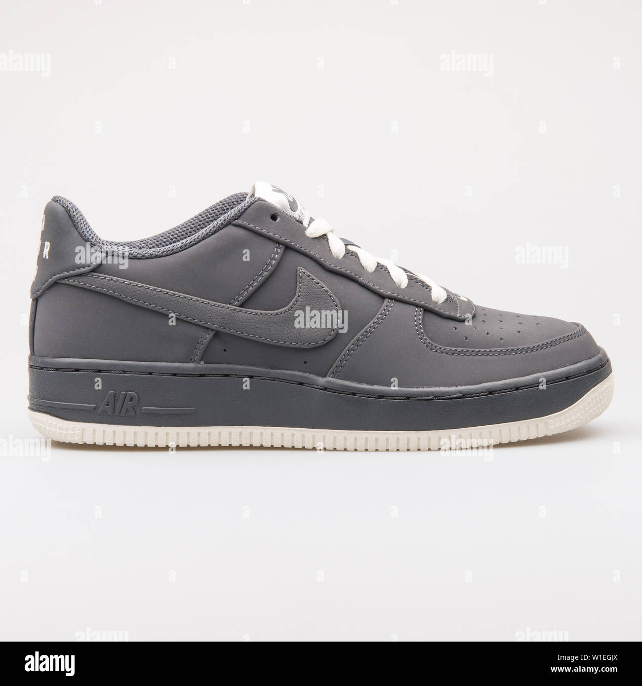 Wien, Österreich - 23 August 2017: Nike Air Force 1 Dunkelgrau Sneaker auf  weißem Hintergrund Stockfotografie - Alamy