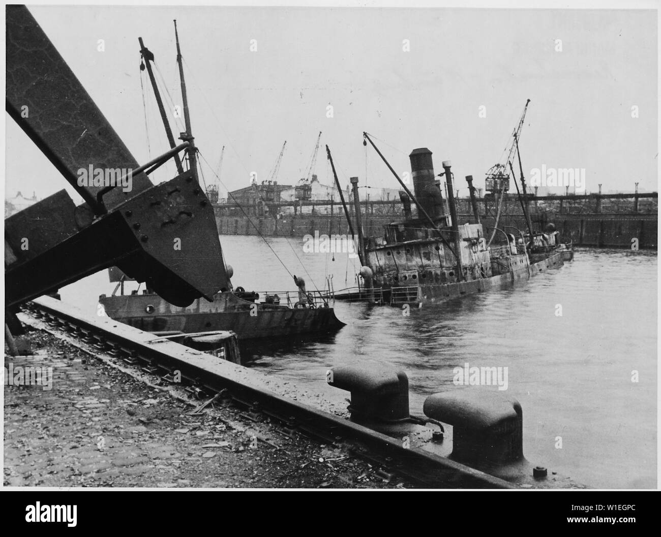Hamburg, Deutschland. Nach dem 1943 Luftangriffe, der Hamburger Hafen wurde mit gesunkenen Schiffen gestreut, wie dieser Norwegische Tramp, das war einer der 2.900 Total im Hafen zerstört Stockfoto