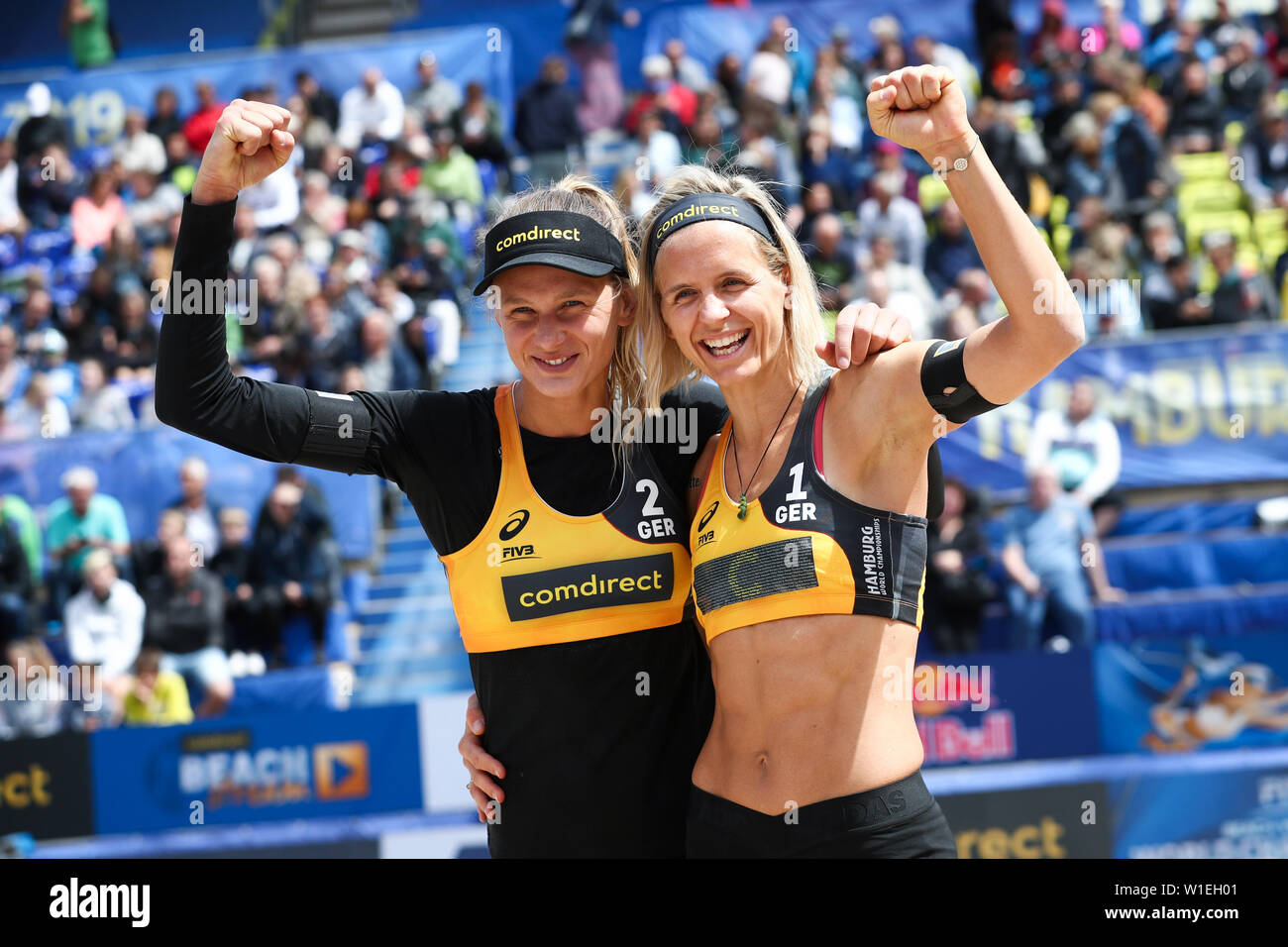 02 Juli 2019, Hamburg: Beachvolleyball, Weltmeisterschaft, in der rothenbaum Stadion: Vorrunde Frauen, Kozuch/Ludwig (Deutschland) - Nnoruga/Franco (Nigeria). Laura Ludwig (r) und Margareta Kozuch nach dem Spiel. Foto: Christian Charisius/dpa Stockfoto