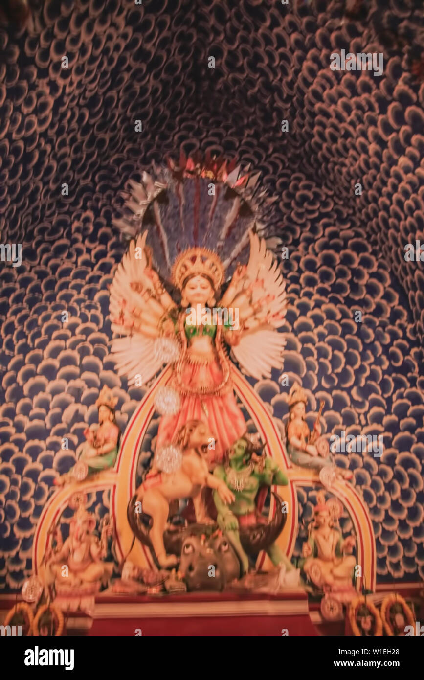 Mutter Göttin Dura,, selbstgefällig, auf ihren Rücken, Ehefrauen, entspannend, in tödliche, fightagainst Teufel, Asura, in Ihr, die celestiale Welt, kOLKATA, Indien. Stockfoto
