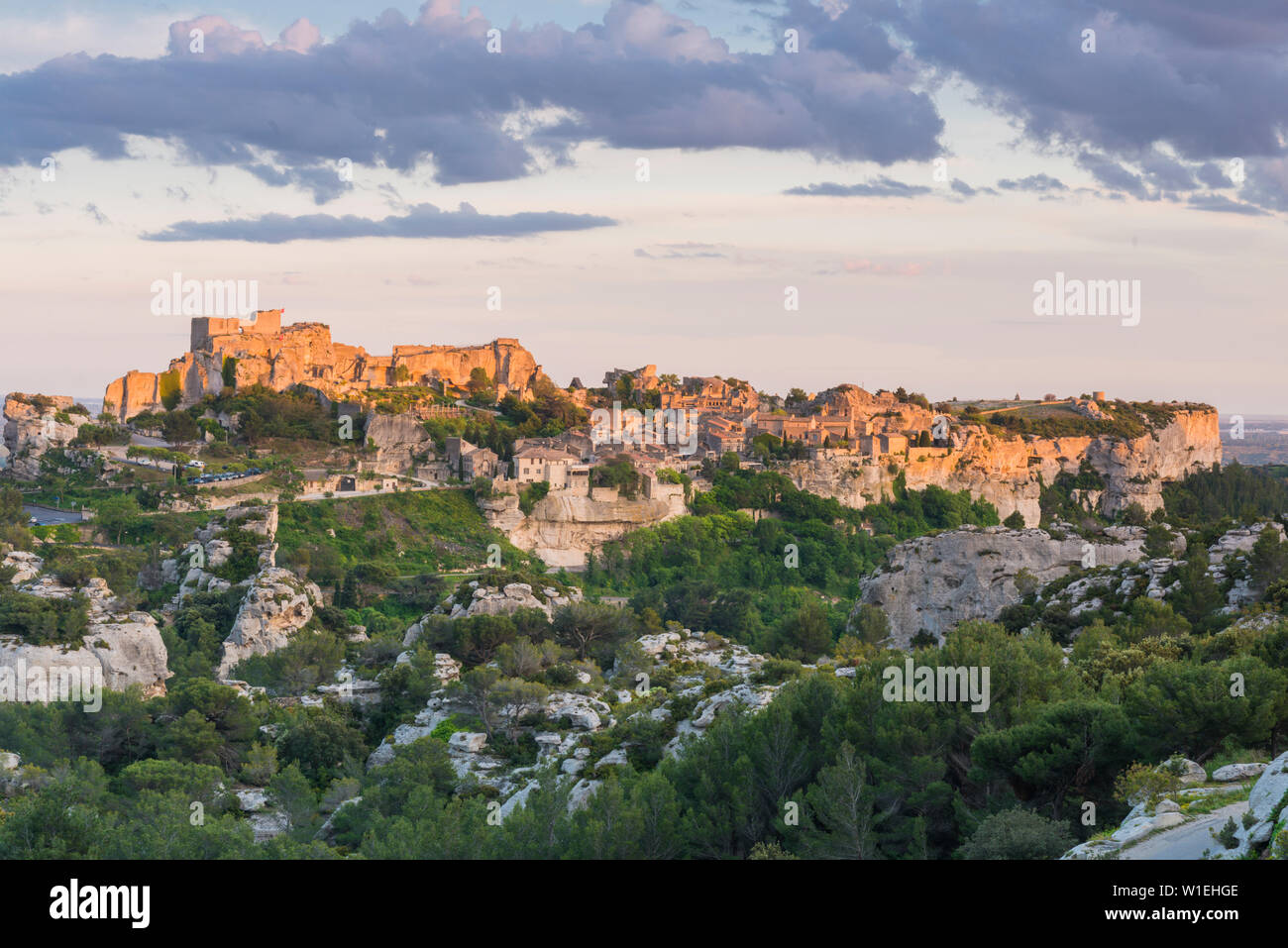 Blick über das Tal nach Les Baux-de-Provence, Bouches du Rhône, Provence, Provence-Alpes-Cote d'Azur, Frankreich, Europa Stockfoto