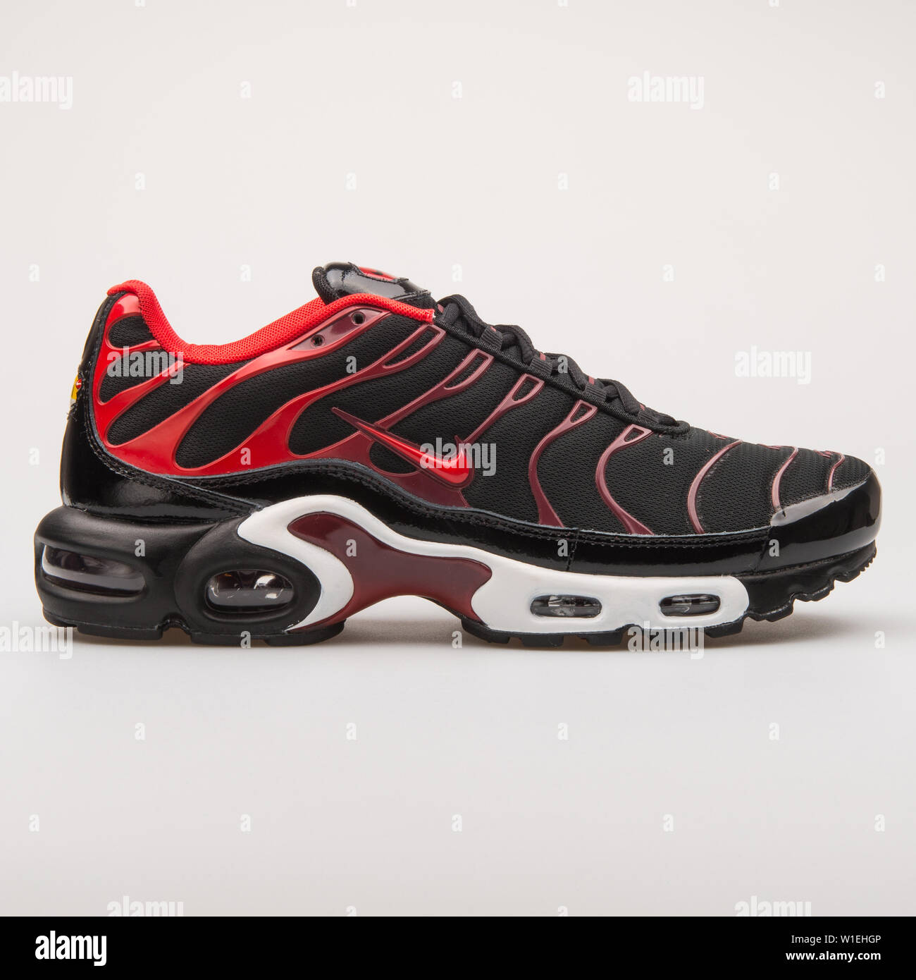 Wien, Österreich - 23 August 2017: Nike Air Max plus Schwarz und Rot Sneaker auf weißem Hintergrund. Stockfoto