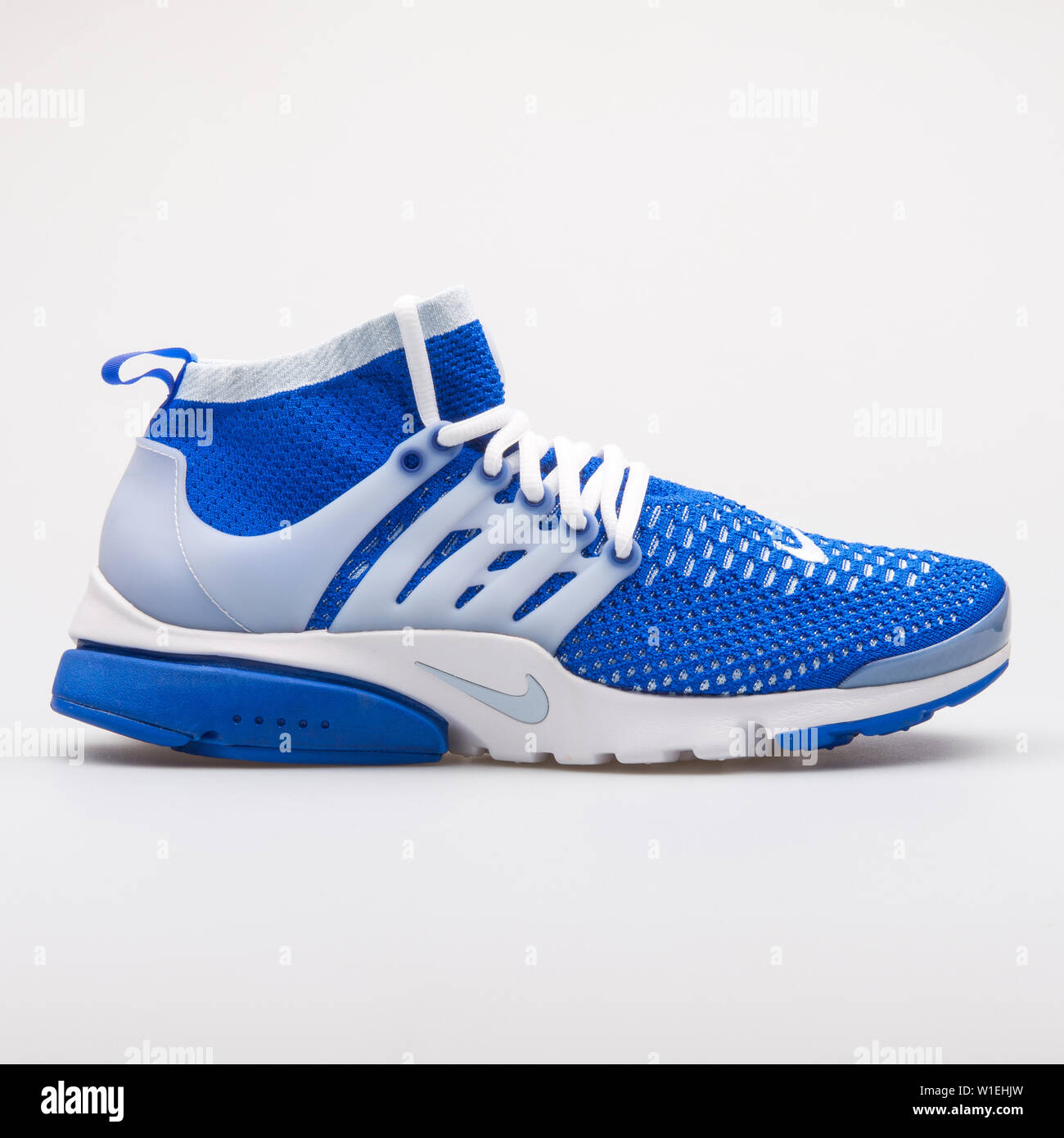 Wien, Österreich - 23 August 2017: Nike Air Presto Flyknit Ultra blaue und  weiße Sneaker auf weißem Hintergrund Stockfotografie - Alamy