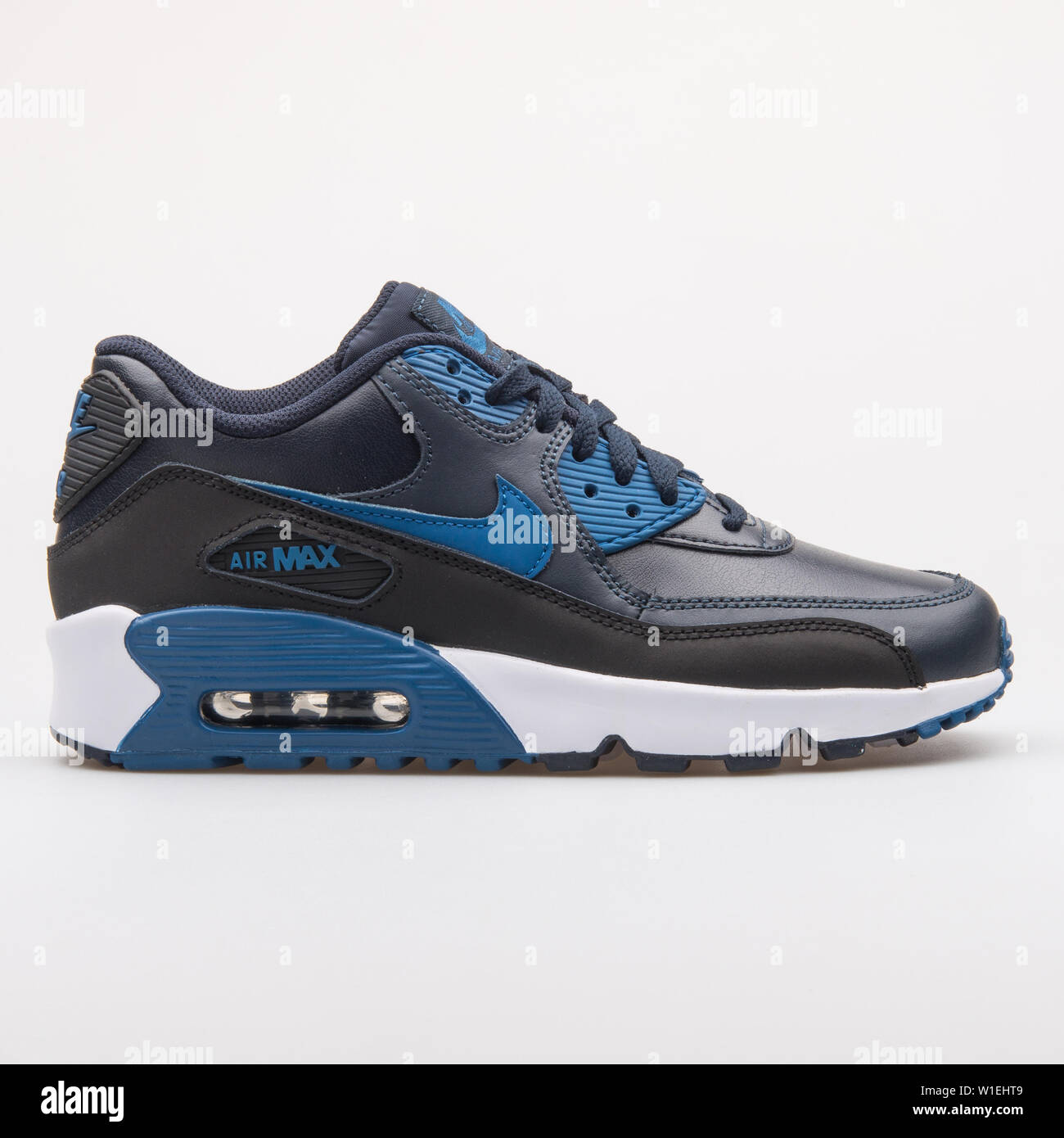 Wien, Österreich - 23 August 2017: Nike Air Max 90 Leder schwarz und blau  Sneaker auf weißem Hintergrund Stockfotografie - Alamy