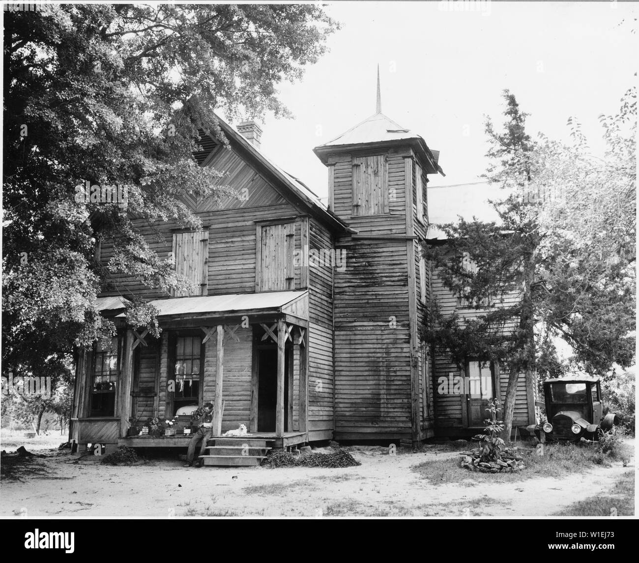 Harmonie der Gemeinschaft, Putnam County, Georgia. Der Mieter Wer betreibt diese Farm kommt aus einem der alten w. . .; Umfang und Inhalt: Die Bildunterschrift lautet wie folgt: Harmonie der Gemeinschaft, Putnam County, Georgia. Der Mieter Wer betreibt diese Farm stammt von einem der alten Familien der Gemeinschaft aber ist verloren, was Eigentum er ursprünglich besessen. Beachten Sie, dass die oberen Fenster mit Brettern vernagelt sind, die zeigen, dass der Mensch und seine Frau in nur ein paar der Zimmer leben. Das Haus ist nicht so alt wie die echten Plantage - Typ Wohnungen und ist ganz im Gegensatz zu Ihnen. Stockfoto