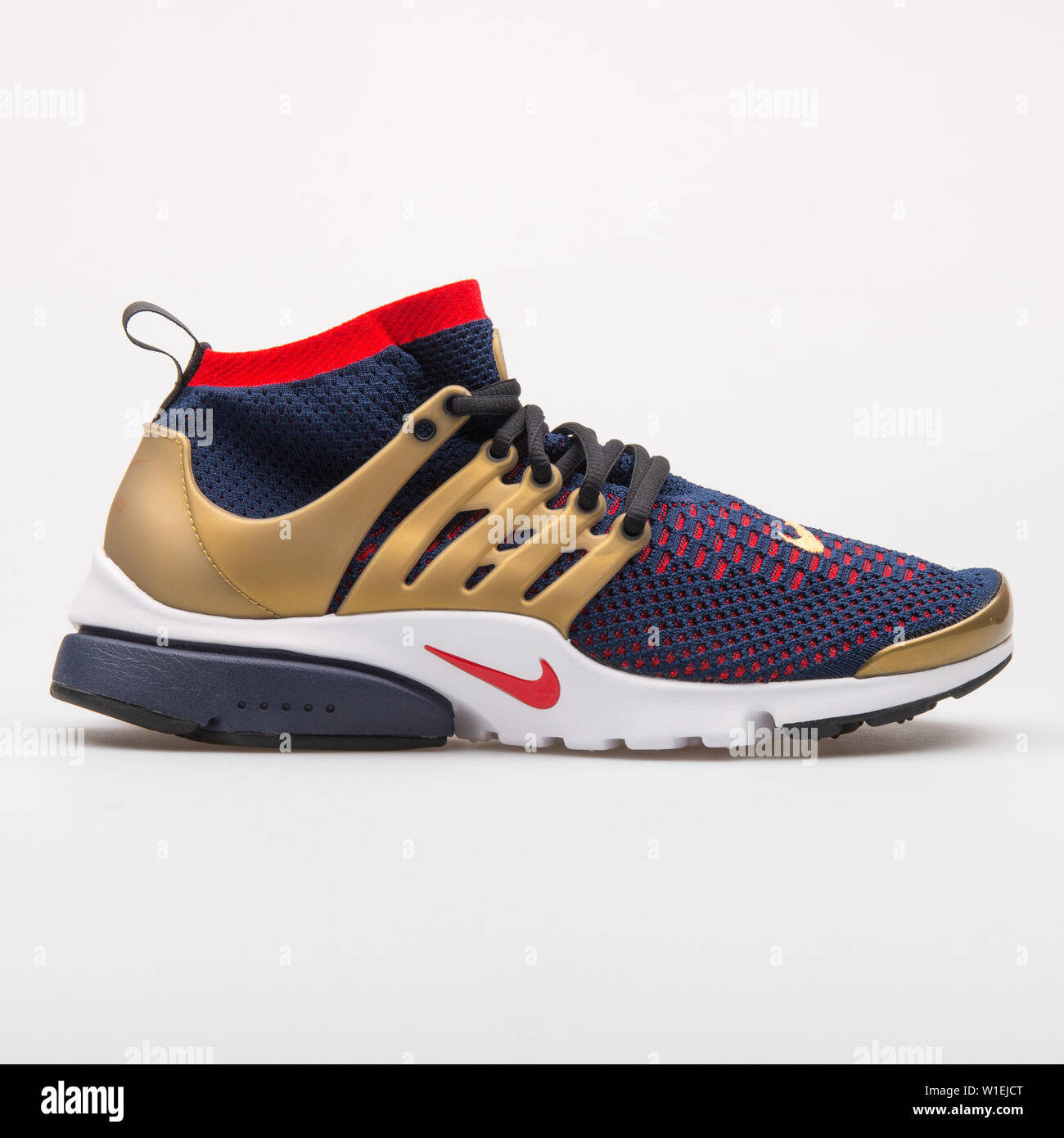 Wien, Österreich - 23 August 2017: Nike Air Presto Flyknit Ultra Blau, Rot  und Gold Sneaker auf weißem Hintergrund Stockfotografie - Alamy