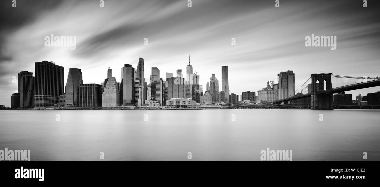 Skyline von Lower Manhattan und Brooklyn Bridge, New York City, New York, Vereinigte Staaten von Amerika, Nordamerika Stockfoto