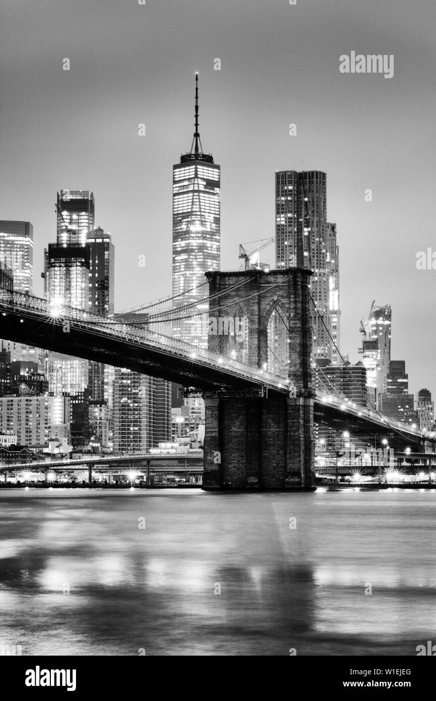 Brooklyn Bridge mit 1 World Trade Center im Hintergrund. New York City, New York, Vereinigte Staaten von Amerika, Nordamerika Stockfoto