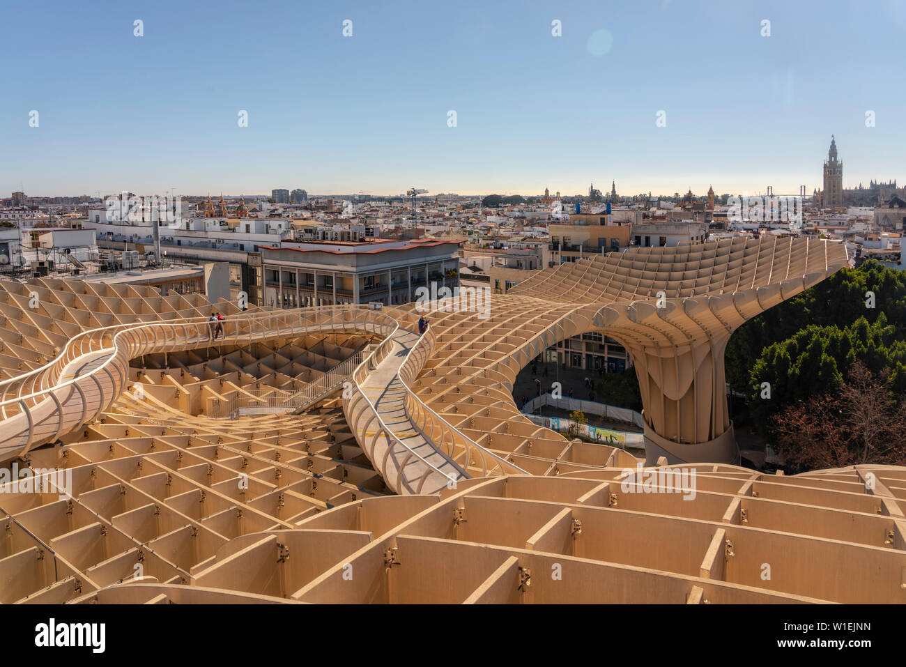 Setas de Sevilla, Metropol Parasol - Holz- moderne Architektur Struktur mit Sevilla historische Gebäude im Hintergrund, Sevilla, Andalusien, Spanien Stockfoto