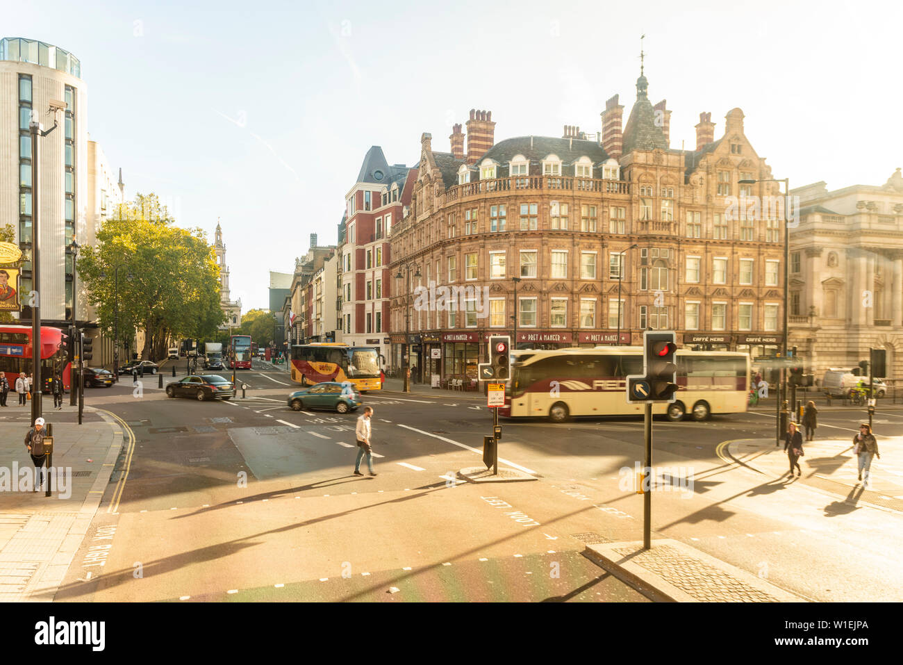 Der Strand mit der St. Clement Danes, zentrale Kirche der Royal Air Force, im Hintergrund an einem sonnigen Tag, London, England, Vereinigtes Königreich Stockfoto