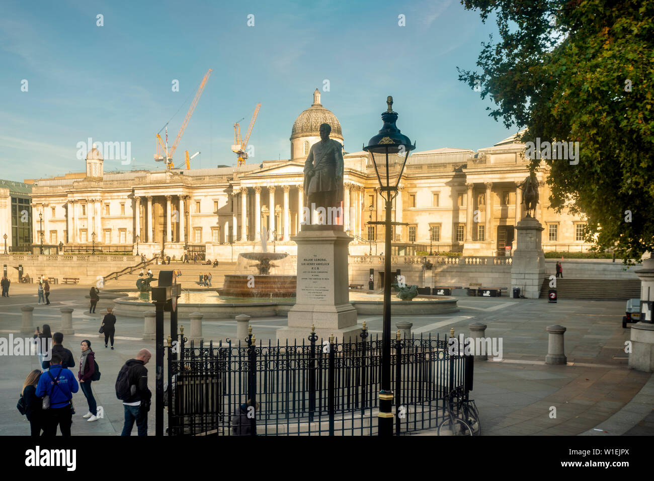 Trafalgar Square mit Sir Henry Havelock statue am Morgen, London, England, Vereinigtes Königreich, Europa Stockfoto