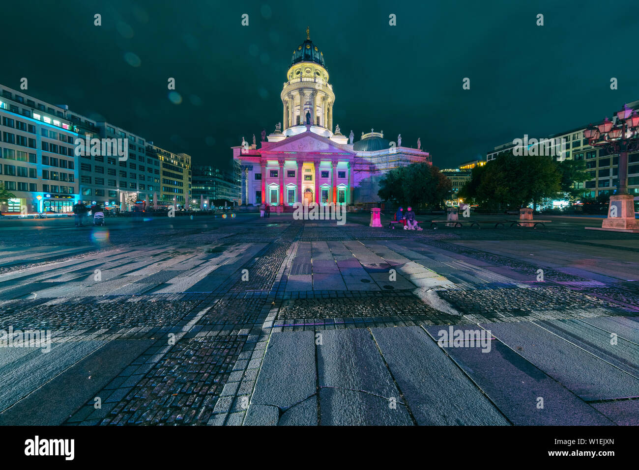 Der französische Dom (Kathedrale) am Gendarmenmarkt in der Nacht, Berlin, Deutschland, Europa Stockfoto