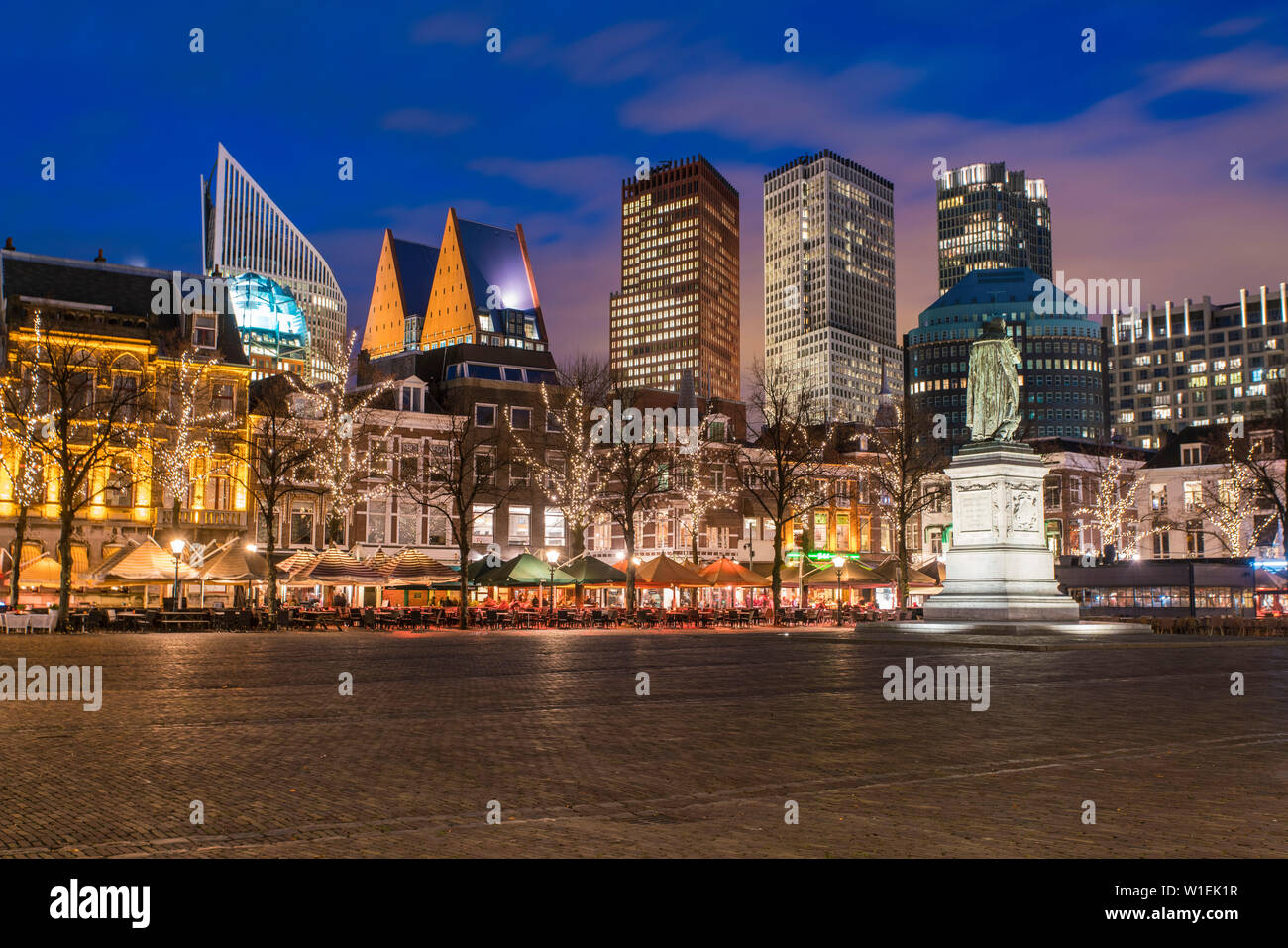 Die Statue von Wilhelm von Orange mit der Skyline von Den Haag im Hintergrund, Den Haag, Niederlande, Europa Stockfoto