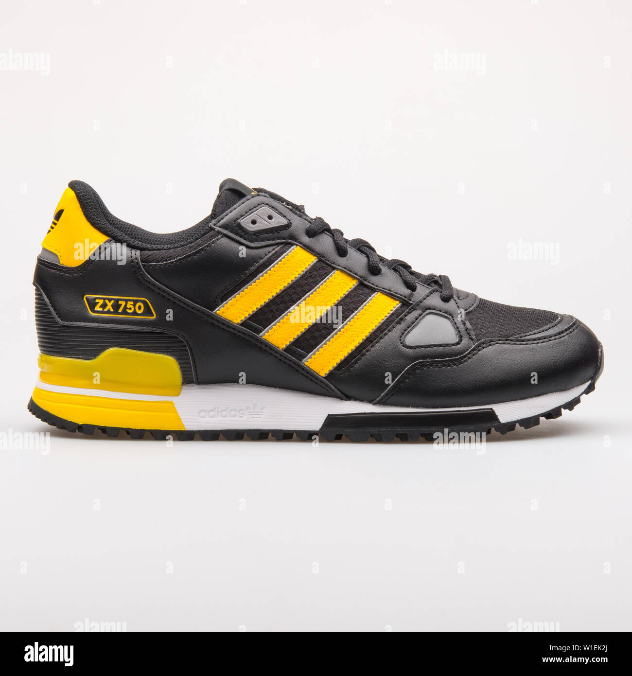 Wien, Österreich - 23 August 2017: Adidas ZX 750 Schwarz und Gelb Sneaker  auf weißem Hintergrund Stockfotografie - Alamy