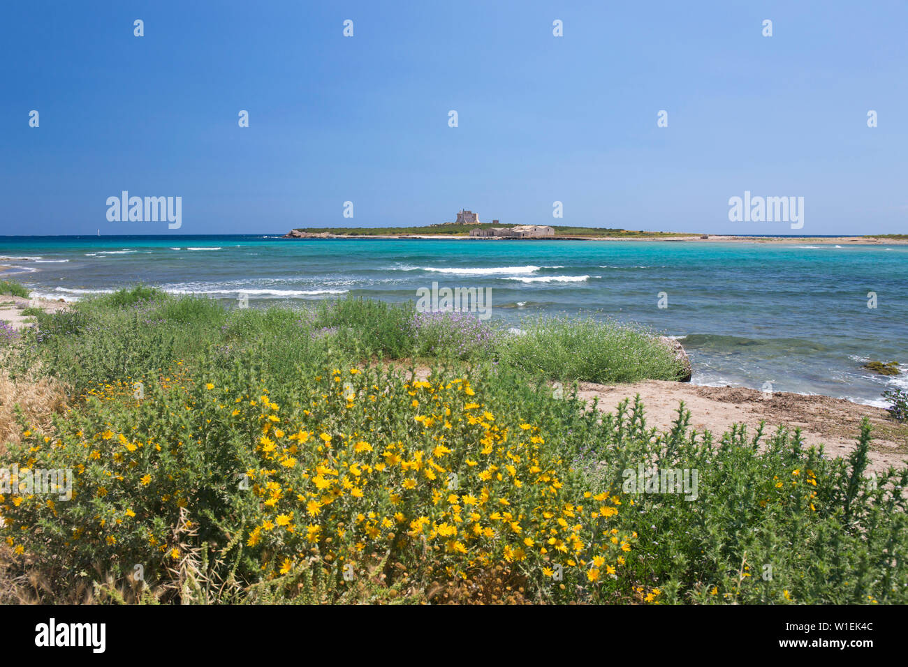 Blick über die Bucht auf die Insel Festung von Capo Passero, Portopalo di Capo Passero, Syrakus (Siracusa), Sizilien, Italien, Europa Stockfoto