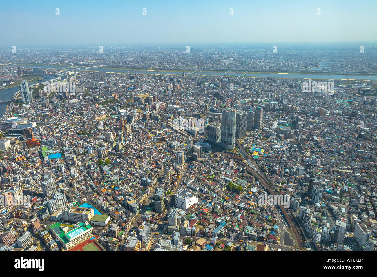 Luftaufnahme von Tokyo City Skyline mit Asahi Beer Hall, Asahi Flame, Sumida River Brücken und Asakusa, Tokyo, Japan, Asien Stockfoto