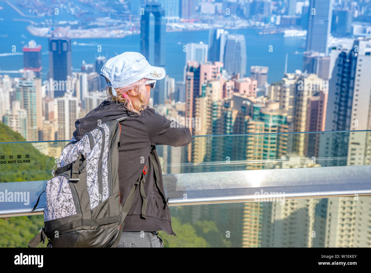 Touristische Blick auf den Blick auf den Victoria Harbour vom Peak Tower, Hongkong, China, Asien Stockfoto